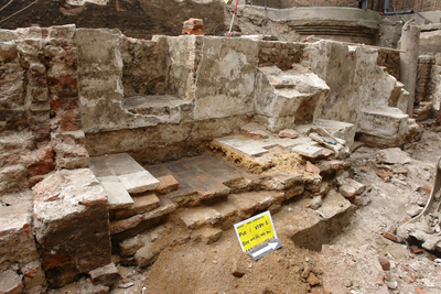 847249 Afbeelding van uitgegraven delen van een bouwwerk in 'Put 1' op de binnenplaats van het voormalige ...